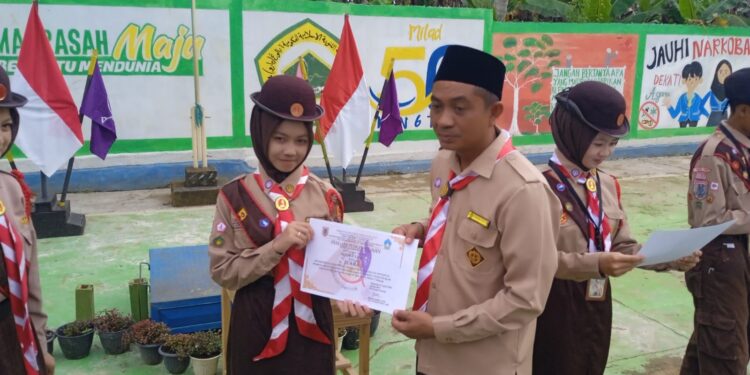 Sumbang Prestasi, Kontingen Matsanata Serahkan Trophy Juara 2 Senam Semaphore kepada Ka Mabigus MTsN 6 Tabalong