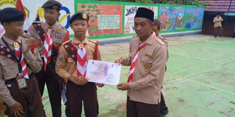 Sumbang Prestasi, Kontingen Matsanata Serahkan Trophy Juara 2 Senam Semaphore kepada Ka Mabigus MTsN 6 Tabalong