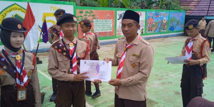 Sumbang Prestasi, Kontingen Matsanata Serahkan Trophy Juara 2 Senam Semaphore kepada Ka Mabigus MTsN 6 Tabalong