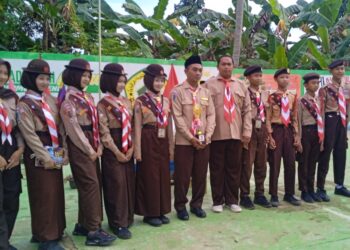 Sumbang Prestasi, Kontingen Matsanata Serahkan Trophy Juara 2 Senam Semaphore kepada Ka Mabigus MTsN 6 Tabalong