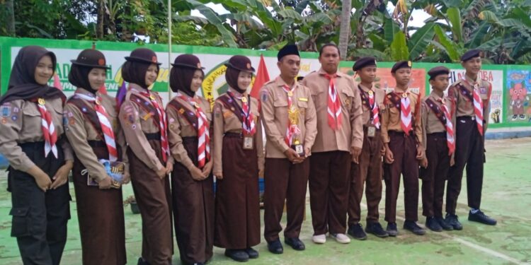 Sumbang Prestasi, Kontingen Matsanata Serahkan Trophy Juara 2 Senam Semaphore kepada Ka Mabigus MTsN 6 Tabalong