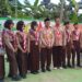 Sumbang Prestasi, Kontingen Matsanata Serahkan Trophy Juara 2 Senam Semaphore kepada Ka Mabigus MTsN 6 Tabalong