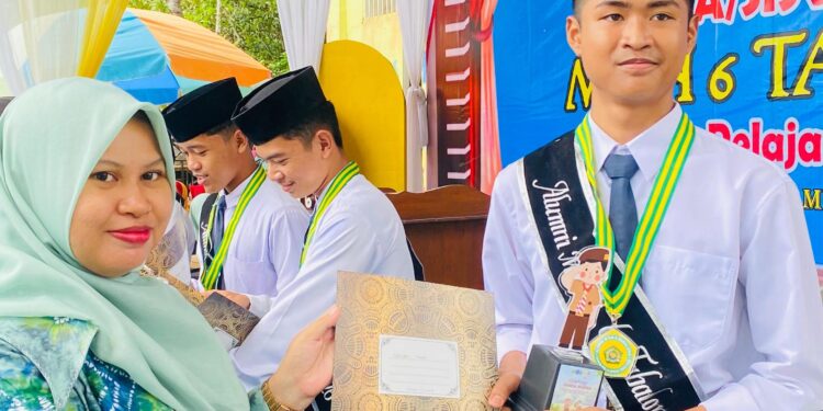Momen Haru di Panggung Perpisahan: 8 Anggota Pramuka Inti MTsN 6 Tabalong Resmi Terima Tanda Purna Inti