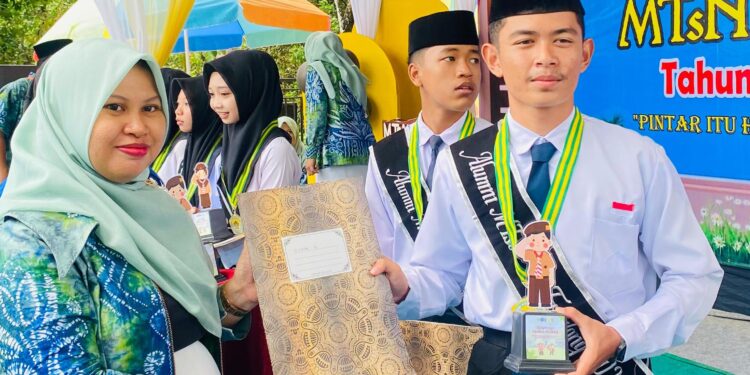 Momen Haru di Panggung Perpisahan: 8 Anggota Pramuka Inti MTsN 6 Tabalong Resmi Terima Tanda Purna Inti