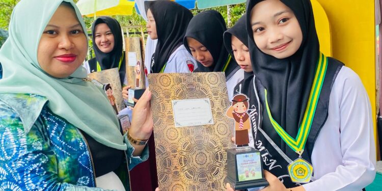 Momen Haru di Panggung Perpisahan: 8 Anggota Pramuka Inti MTsN 6 Tabalong Resmi Terima Tanda Purna Inti