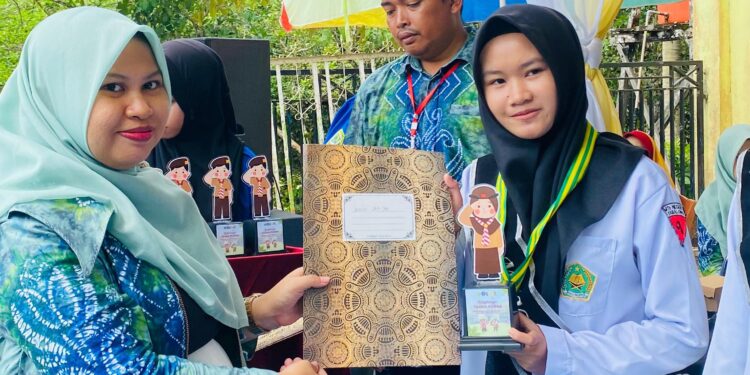 Momen Haru di Panggung Perpisahan: 8 Anggota Pramuka Inti MTsN 6 Tabalong Resmi Terima Tanda Purna Inti