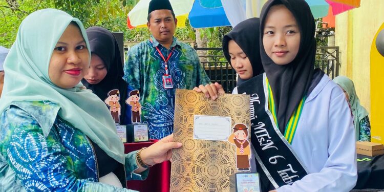 Momen Haru di Panggung Perpisahan: 8 Anggota Pramuka Inti MTsN 6 Tabalong Resmi Terima Tanda Purna Inti