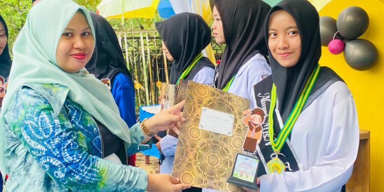 Momen Haru di Panggung Perpisahan: 8 Anggota Pramuka Inti MTsN 6 Tabalong Resmi Terima Tanda Purna Inti