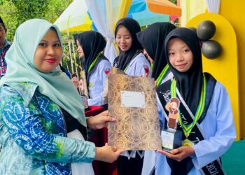 Momen Haru di Panggung Perpisahan: 8 Anggota Pramuka Inti MTsN 6 Tabalong Resmi Terima Tanda Purna Inti