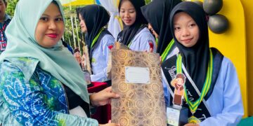 Momen Haru di Panggung Perpisahan: 8 Anggota Pramuka Inti MTsN 6 Tabalong Resmi Terima Tanda Purna Inti