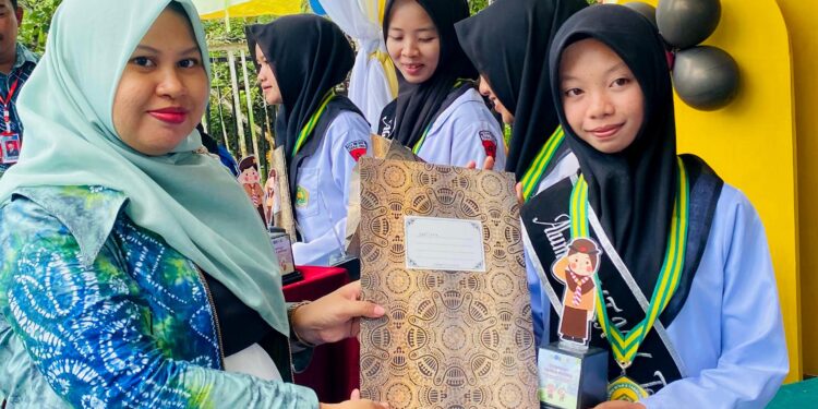 Momen Haru di Panggung Perpisahan: 8 Anggota Pramuka Inti MTsN 6 Tabalong Resmi Terima Tanda Purna Inti