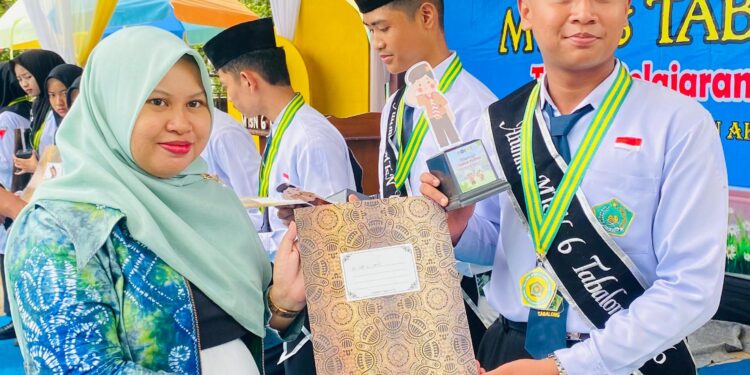 Momen Haru di Panggung Perpisahan: 8 Anggota Pramuka Inti MTsN 6 Tabalong Resmi Terima Tanda Purna Inti