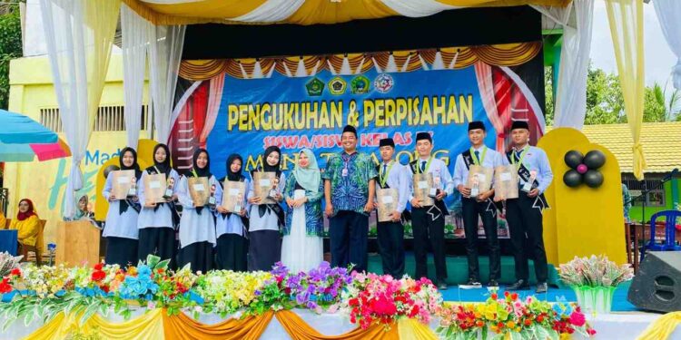 Momen Haru di Panggung Perpisahan: 8 Anggota Pramuka Inti MTsN 6 Tabalong Resmi Terima Tanda Purna Inti