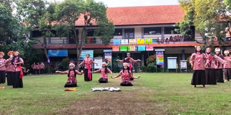 Gelaran Ajang Kompetensi Antar Ambalan (AKRAB) II SMKN 2 Buduran 2026, Diwarnai dengan Penampilan Tari Kreasi Berselendang