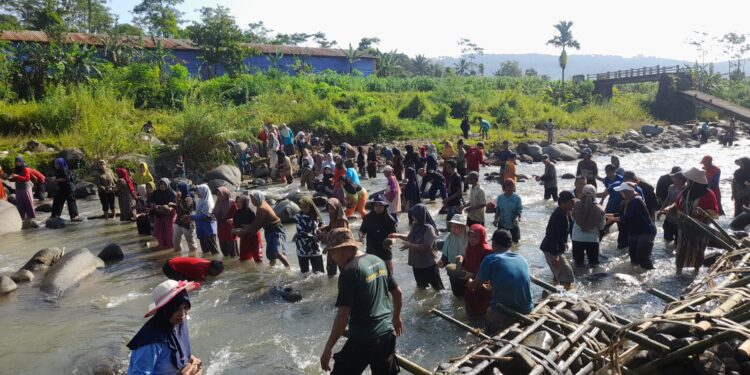 Pramuka Peduli Watukumpul Gelar Bakti Lingkungan Bersama Masyarakat, Bangun Bronjong Bambu Di Sungai Majalangu