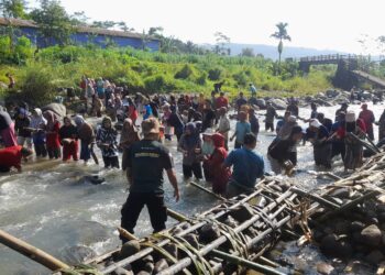Pramuka Peduli Watukumpul Gelar Bakti Lingkungan Bersama Masyarakat, Bangun Bronjong Bambu Di Sungai Majalangu