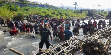 Pramuka Peduli Watukumpul Gelar Bakti Lingkungan Bersama Masyarakat, Bangun Bronjong Bambu Di Sungai Majalangu