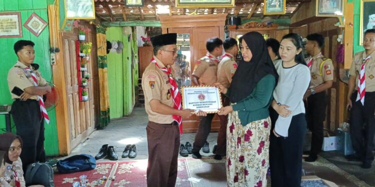 Kwartir Ranting Tawangharjo Bantu Korban Kebakaran