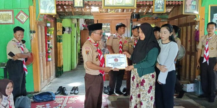 Kwartir Ranting Tawangharjo Bantu Korban Kebakaran