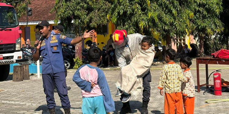 Edukasi Sejak Dini, Pramuli Kwarran Purwojati Bersama Damkar Banyumas Gelar Sosialisasi Tanggap Kebakaran di SDN Karangtalun Lor