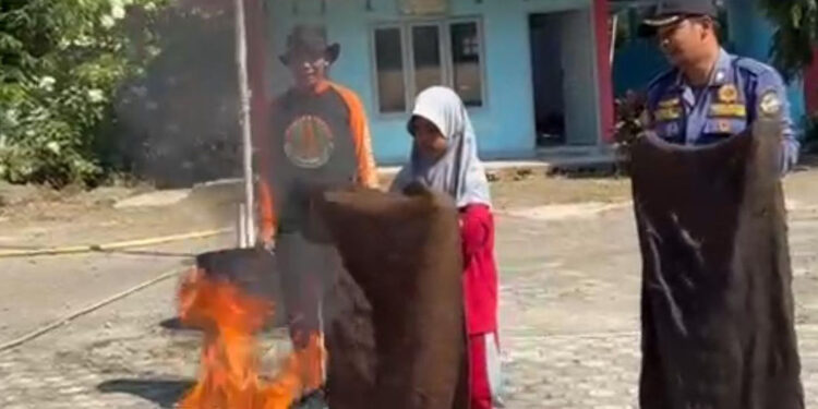 Edukasi Sejak Dini, Pramuli Kwarran Purwojati Bersama Damkar Banyumas Gelar Sosialisasi Tanggap Kebakaran di SDN Karangtalun Lor