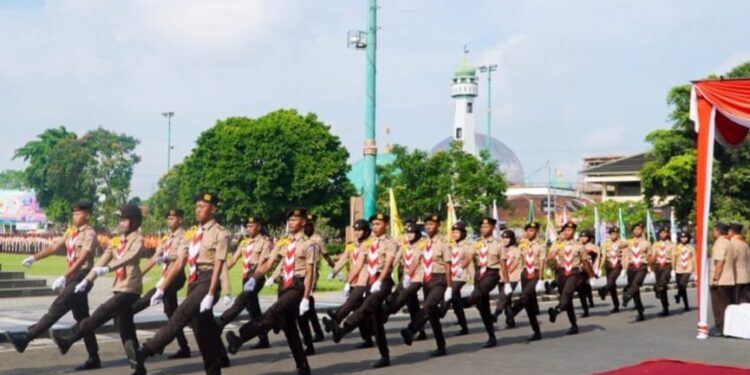 Banyumas Tuan Rumah Hari Pramuka Tingkat Kwarda Jawa Tengah Tahun 2026 Kwarcab Banyumas terpilih sebagai tuan rumah puncak peringatan ke 65 Hari Pramuka Tingkat Jawa Tengah Tahun 2026. Kepastian tersebut, dengan diterimanya surat keputusan Ketua Kwarda 11 Jawa Tengah, nomor 24 Tahun 2026 tentang Penyelenggara Peringatan Hari Pramuka ke 65 Tahun 2026 Tingkat Kwartir Daerah Jawa Tengah. Ketua Kwarcab Banyumas Kak Dr Agus Nur Hadie, S.Sos M.Si M.Kom mengintruksikan kepada jajaran pengurus Kwarcab Banyumas agar mempersiapkan segala sesuatunya dengan baik, untuk kegiatan rencana akan di gelar Bulan September mendatang. “Persiapkan acara kemeriahan Hari Pramuka Tingkat Jawa Tengah, dengan acara yang menarik dan meriah dengan inovasi dan kreasi yang baru,” pesannya dalam rapat pengurus. Kak Agus menambahkan bahwa Banyumas kembali menjadi tuan rumah, setelah Tahun 2017 juga menjadi tuan rumah Peringatan Hari Pramuka Tingkat Kwarda Jawa Tengah, yang digelar di Alun alun Banyumas “Hal ini menunjukkan besarnya kepercayaan Kwarda 11 Jawa Tengah dan Kwarcab lain kepada Banyumas,” tambah Kak Agus. Ketua kwracab menyatakan kesiapanya, bahkan menjadi kewajiban Kwarcab Banyumas untuk menunjukan kelebihan dalam kegiatan kepramukaan. “Kwarcab Banyumas telah menunjukan catatan positif, kiprah dan kegiatan Gerakan Pramuka Banyumas selalu menjadi tergiat sejak tahun 1988,” terangnya. Selain mempersiapkan sebagai tuan rumah, Kwarcab juga sudah menyiapkan diri untuk menerima Estafet Tunas Kelapa, acara tradisi Kwarda Jawa Tengah menyambut peringatan Hari Pramuka