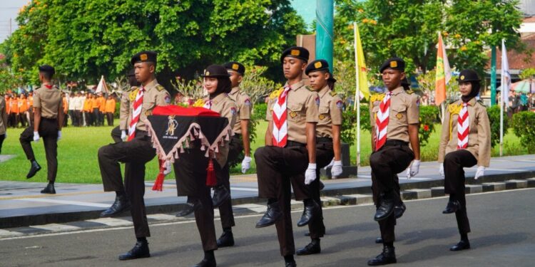 Banyumas Tuan Rumah Hari Pramuka Tingkat Kwarda Jawa Tengah Tahun 2026 Kwarcab Banyumas terpilih sebagai tuan rumah puncak peringatan ke 65 Hari Pramuka Tingkat Jawa Tengah Tahun 2026. Kepastian tersebut, dengan diterimanya surat keputusan Ketua Kwarda 11 Jawa Tengah, nomor 24 Tahun 2026 tentang Penyelenggara Peringatan Hari Pramuka ke 65 Tahun 2026 Tingkat Kwartir Daerah Jawa Tengah. Ketua Kwarcab Banyumas Kak Dr Agus Nur Hadie, S.Sos M.Si M.Kom mengintruksikan kepada jajaran pengurus Kwarcab Banyumas agar mempersiapkan segala sesuatunya dengan baik, untuk kegiatan rencana akan di gelar Bulan September mendatang. “Persiapkan acara kemeriahan Hari Pramuka Tingkat Jawa Tengah, dengan acara yang menarik dan meriah dengan inovasi dan kreasi yang baru,” pesannya dalam rapat pengurus. Kak Agus menambahkan bahwa Banyumas kembali menjadi tuan rumah, setelah Tahun 2017 juga menjadi tuan rumah Peringatan Hari Pramuka Tingkat Kwarda Jawa Tengah, yang digelar di Alun alun Banyumas “Hal ini menunjukkan besarnya kepercayaan Kwarda 11 Jawa Tengah dan Kwarcab lain kepada Banyumas,” tambah Kak Agus. Ketua kwracab menyatakan kesiapanya, bahkan menjadi kewajiban Kwarcab Banyumas untuk menunjukan kelebihan dalam kegiatan kepramukaan. “Kwarcab Banyumas telah menunjukan catatan positif, kiprah dan kegiatan Gerakan Pramuka Banyumas selalu menjadi tergiat sejak tahun 1988,” terangnya. Selain mempersiapkan sebagai tuan rumah, Kwarcab juga sudah menyiapkan diri untuk menerima Estafet Tunas Kelapa, acara tradisi Kwarda Jawa Tengah menyambut peringatan Hari Pramuka