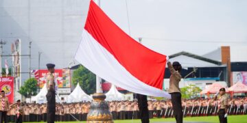 Banyumas Tuan Rumah Hari Pramuka Tingkat Kwarda Jawa Tengah Tahun 2026  Kwarcab Banyumas terpilih sebagai tuan rumah puncak peringatan ke 65 Hari Pramuka Tingkat Jawa Tengah Tahun 2026. Kepastian tersebut, dengan diterimanya surat keputusan Ketua Kwarda 11 Jawa Tengah, nomor 24 Tahun 2026 tentang Penyelenggara Peringatan Hari Pramuka ke 65 Tahun 2026 Tingkat Kwartir Daerah Jawa Tengah.  Ketua Kwarcab Banyumas Kak Dr Agus Nur Hadie, S.Sos M.Si M.Kom mengintruksikan kepada jajaran pengurus Kwarcab Banyumas agar mempersiapkan segala sesuatunya dengan baik, untuk kegiatan rencana akan di gelar Bulan September mendatang.  “Persiapkan acara kemeriahan Hari Pramuka Tingkat Jawa Tengah, dengan acara yang menarik dan meriah dengan inovasi dan kreasi yang baru,” pesannya dalam rapat pengurus.  Kak Agus menambahkan bahwa Banyumas kembali menjadi tuan rumah, setelah Tahun 2017 juga menjadi tuan rumah Peringatan Hari Pramuka Tingkat Kwarda Jawa Tengah, yang digelar di Alun alun Banyumas  “Hal ini menunjukkan besarnya kepercayaan Kwarda 11 Jawa Tengah dan Kwarcab lain kepada Banyumas,” tambah Kak Agus.  Ketua kwracab menyatakan kesiapanya, bahkan menjadi kewajiban Kwarcab Banyumas untuk menunjukan kelebihan dalam kegiatan kepramukaan.  “Kwarcab Banyumas telah menunjukan catatan positif, kiprah dan kegiatan Gerakan Pramuka Banyumas selalu menjadi tergiat sejak tahun 1988,” terangnya.  Selain mempersiapkan sebagai tuan rumah, Kwarcab juga sudah menyiapkan diri untuk menerima Estafet Tunas Kelapa, acara tradisi Kwarda Jawa Tengah menyambut peringatan Hari Pramuka