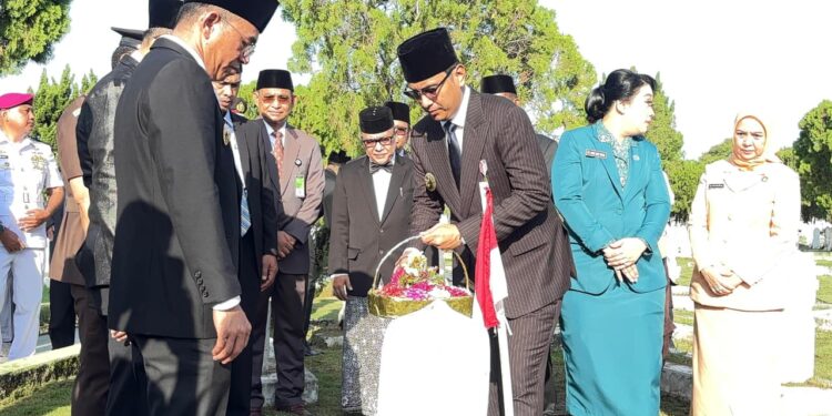 Pramuka Kota Medan Ikuti Ziarah Rombongan dalam rangka Peringatan HUT ke-436 Kota Medan di Taman Makam Pahlawan Bukit Barisan.