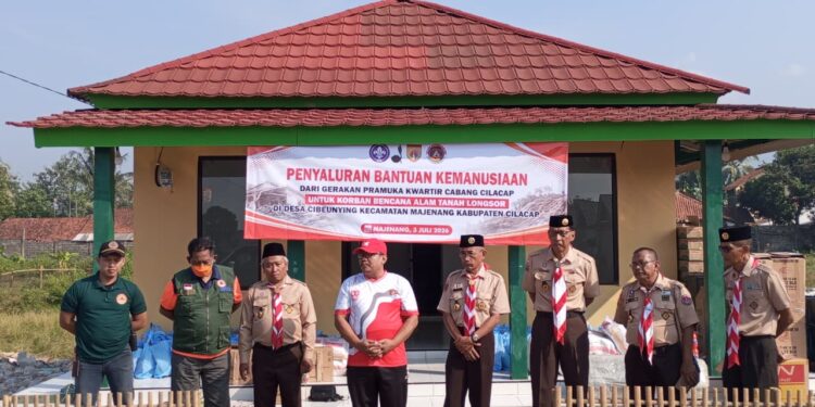 Wujud nyata kepedulian sosial kembali ditunjukkan oleh Kwarcab Cilacap melalui kegiatan penyaluran bantuan kepada warga yang terdampak musibah bencana longsor Desa Cibeunying Kec.Majenang