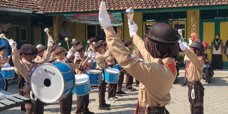Drumband Penggalang SDN 2 Dukuhwaluh Kembaran Sambut Tim Penilai Lomba Kwarran Tergiat 2026