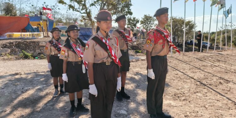 Putra Terbaik Lembata Pimpin Penurunan Bendera pada Penutupan Jamda X Pramuka NTT