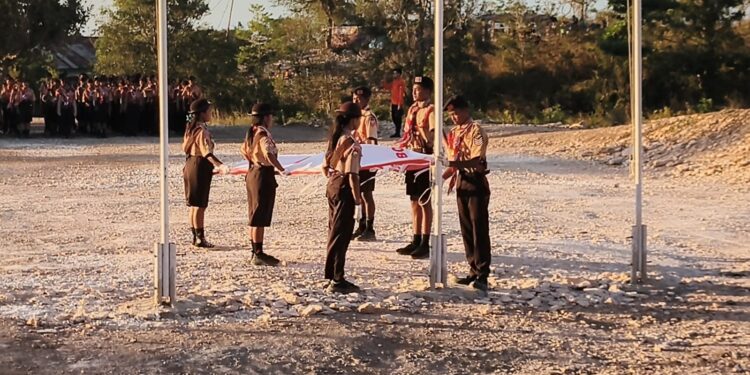 Putra Terbaik Lembata Pimpin Penurunan Bendera pada Penutupan Jamda X Pramuka NTT