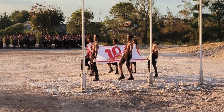 Putra Terbaik Lembata Pimpin Penurunan Bendera pada Penutupan Jamda X Pramuka NTT