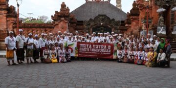 Kwarcab Denpasar Awali Bulan Bakti Pramuka dengan Persembahyangan Bersama dan Bakti Lingkungan