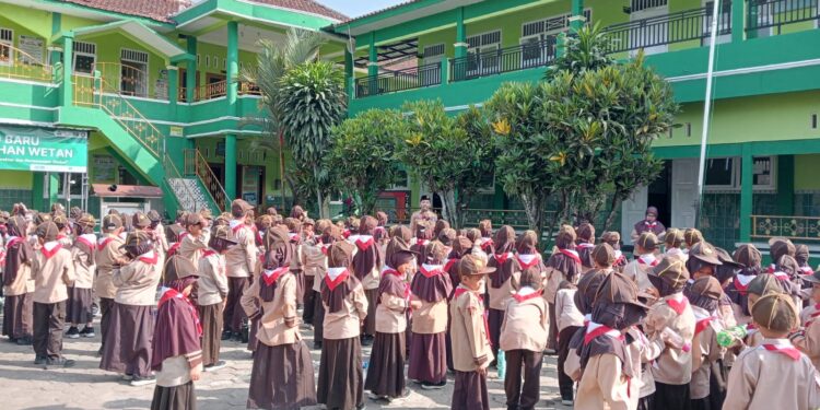 Penuh Keceriaan, PERSARI MI Ma’arif NU 1 Dawuhan Wetan Bentuk Siaga Cekatan