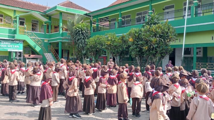 Penuh Keceriaan, PERSARI MI Ma’arif NU 1 Dawuhan Wetan Bentuk Siaga Cekatan