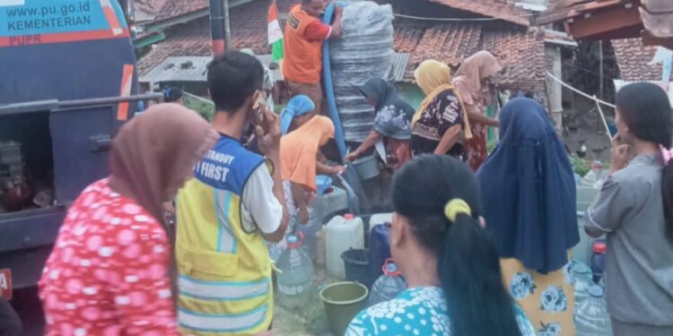 Pramuka Peduli Kwarran Lumbir Bersama BWS Citanduy Salurkan Bantuan Air Bersih
