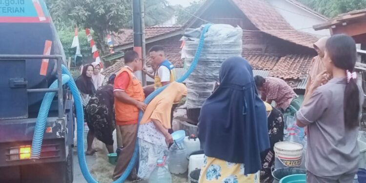 Pramuka Peduli Kwarran Lumbir Bersama BWS Citanduy Salurkan Bantuan Air Bersih