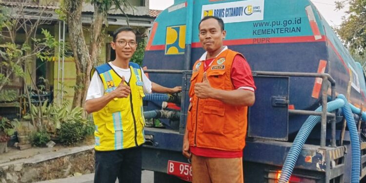 Pramuka Peduli Kwarran Lumbir Bersama BWS Citanduy Salurkan Bantuan Air Bersih