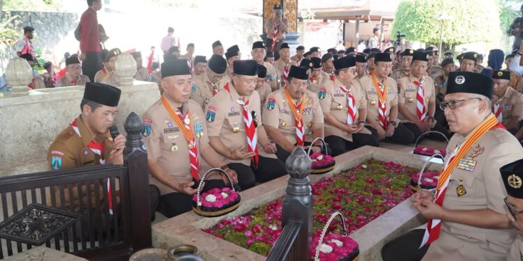 Ketua Kwarnas dan Kwarda Jatim Ziarah ke Makam Bung Karno, Tegaskan Pramuka Tak Boleh Kehilangan Akar Sejarah