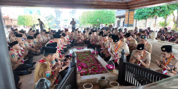 Ketua Kwarnas dan Kwarda Jatim Ziarah ke Makam Bung Karno, Tegaskan Pramuka Tak Boleh Kehilangan Akar Sejarah