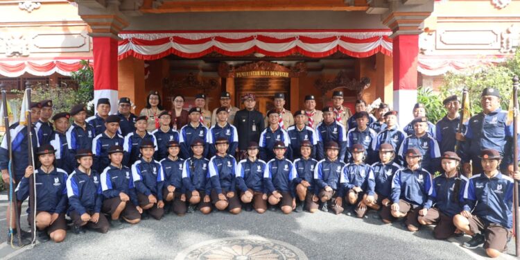 Wawali Arya Negara Lepas Kontingen Kwarcab Denpasar Menuju Jambore Nasional XII Tahun 2026.