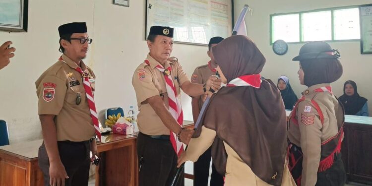Ketua Kwarran Patimpeng Lepas Pramuka Penggalang Asal MTs Ar-Rahmah Patimpeng Menuju JAMNAS XII Cibubur