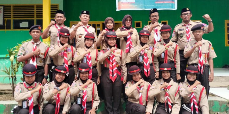 Ketua Kwarran Patimpeng Lepas Pramuka Penggalang Asal MTs Ar-Rahmah Patimpeng Menuju JAMNAS XII Cibubur