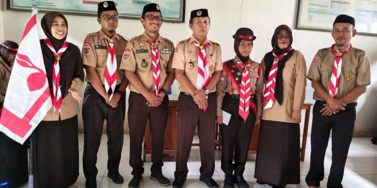 Ketua Kwarran Patimpeng Lepas Pramuka Penggalang Asal MTs Ar-Rahmah Patimpeng Menuju JAMNAS XII Cibubur