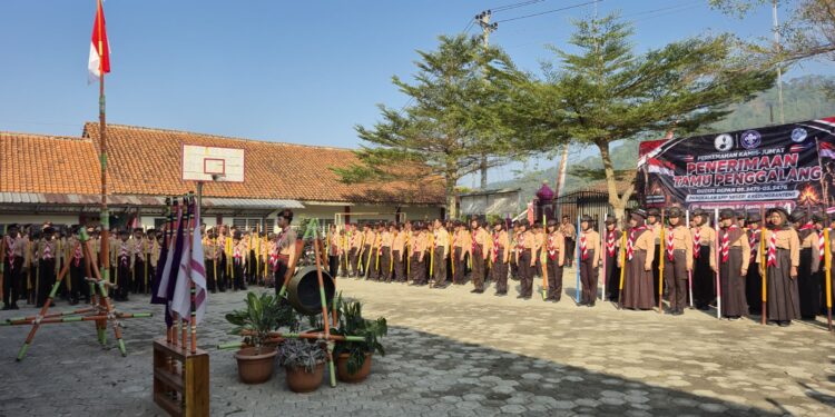 Ratusan Pramuka SMP N 4 Kedungbanteng Ikuti Penerimaan Anggota Penggalang