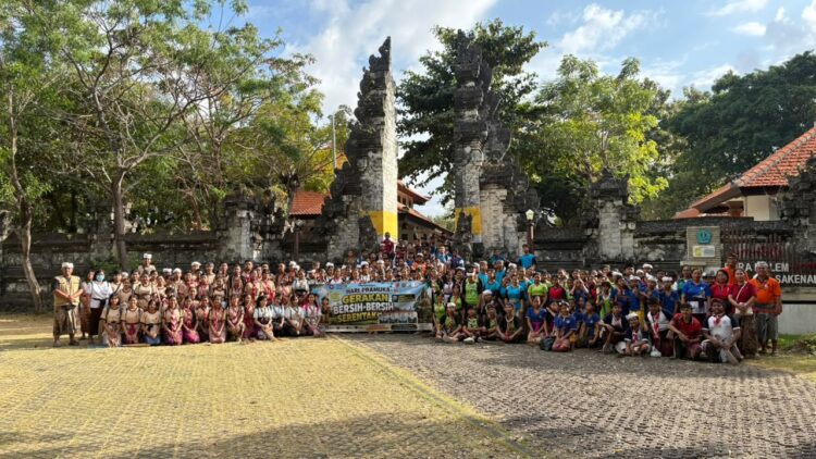 GEBER Denpasar Selatan Meriahkan Bulan Bakti Pramuka, Ratusan Pelajar Bersihkan Lingkungan Pura Sakenan