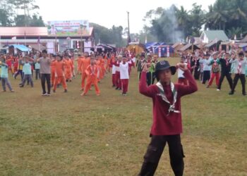 Peserta Perkemahan Kwartir Ranting Gerakan Pramuka Barebbo Laksanakan Senam Pagi