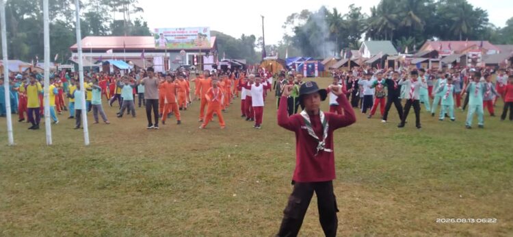 Peserta Perkemahan Kwartir Ranting Gerakan Pramuka Barebbo Laksanakan Senam Pagi